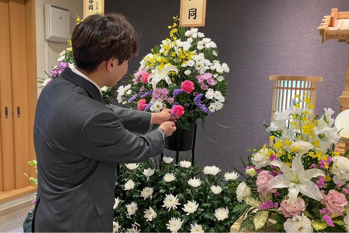 花を飾るスタッフ