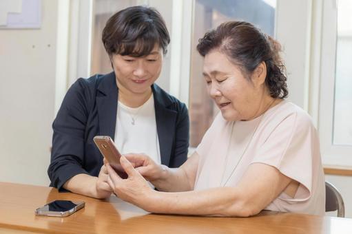 デジタル資産を見る老人